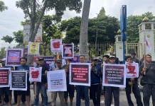 Ratusan Massa Aksi Tolak Relokasi dari TNTN di Kantor Gubernur Riau