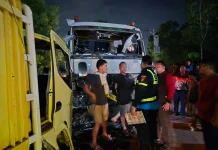 Colt Diesel dan Kontainer Tabrakan di Rumbai, Dua Sopir Luka Ringan