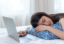 Bahaya Tidur di Dekat Gawai dan Laptop