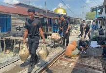 Brimob Polda Riau dan Polres Rohil Gelar Gotong Royong Bersama Warga Panipahan