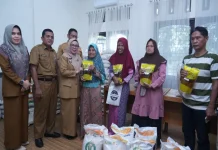 Wabup Kampar Salurkan Bantuan Pangan
