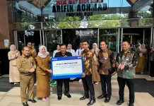 BRI Regional Office Pekanbaru Serahkan Satu Unit Ambulance untuk RSUD AA