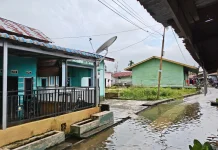 Banjir Masih Tergenang di Jalan Nelayan Rumbai, Warga Kesulitan Beraktivitas