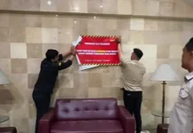 Bapenda Pekanbaru Tempel Stiker Peringatan di Hotel yang Menunggak Pajak