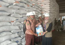 Puluhan Siswa Antusias Kunjungi Gudang Bulog Riau Belajar Ketahanan Pangan