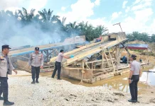 Tertibkan Penambangan Emas Ilegal, Polisi Bakar Enam Rakit Ilegal di Kampar Kiri
