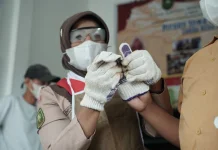 Ukiran Kayu Tangan Istimewa: Kisah Pengabdian Emdita Membangun Asa