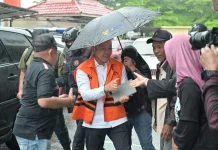 Hujan Deras, Abdul Wahid Tiba di PN Pekanbaru Disambut Simpatisan