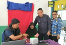 Tetap Bekerja Disaat Libur, Widodo : Disdukcapil Itu Jiwanya Melayani