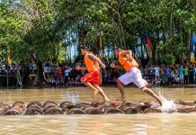 Lari di Atas Tual Sagu, Tradisi Unik Meranti yang Kini Jadi Daya Tarik Wisata
