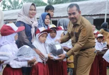 Puluhan Pelajar di Sungai Apit Kabupaten Siak Terima Seragam Sekolah Gratis