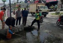 Pasukan Kuning Bersihkan Drainase Tersumbat di Marpoyan Damai