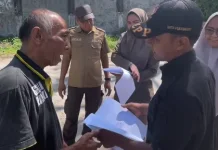 Satpol PP Pekanbaru Beri SP3 untuk Bangunan Liar di Jembatan Leighton I