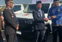 Wako Pekanbaru Serahkan Mobil Operasional untuk Bersihkan Drainase