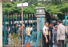 Plt Gubri Direncanakan Jadi Saksi Sidang, Warga Antusias Datangi PN Pekanbaru