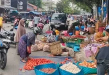 Bikin Macet Jalan Ahmad Yani, Pedagang Pasar Tumpah Akan di Tertibkan
