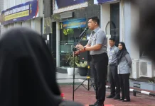 Kakanwil Kemenkum Riau Serahkan Penghargaan Pegawai Teladan