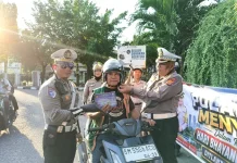 Polantas Riau Bagikan Helm SNI dalam Kampanye Keselamatan
