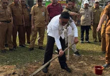 Bupati Pelalawan Pimpin Penanaman Bibit Pohon Aren di Pangkalan Kerinci