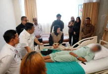 Plt Gubernur Riau Besuk Mahasiswa Korban Pemukulan OTK saat Aksi Demo di DPRD