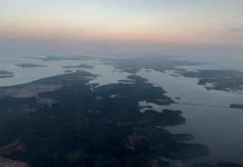Menikmati Keindahan Indonesia dari Jendela Pesawat