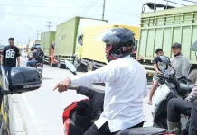 Tinjau Kemacetan di KM 83, Bupati Pelalawan Zukri Minta  Perbaikan Jalan Dihentikan