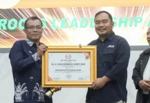 Bupati Kuansing Raih Grassroots Leadership