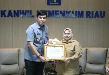 Kakanwil Kemenkum Riau Serahkan Penghargaan JDIH Terbaik II ke Bupati Bengkalis