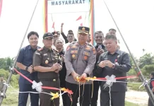 Kapolri Resmikan Jembatan Merah Putih Presisi  di Desa Jaya Kopah Kuansing
