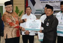 Komisi VIII DPR RI Serahkan Bantuan untuk Pesantren dan 8.800 PIP