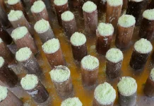 Jajanan Tradisional Putu Bambu  Masih Digemari di Rokan Hilir