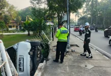 Diduga Microsleep, Pengemudi Honda Brio Tabrak Tiang CCTV Jalan Sudirman