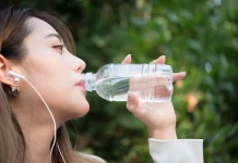 Posisi Minum Paling Sehat Bagi Tubuh