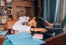 Tidur saat Jam Kerja: Pelanggaran Disiplin dan Etika Profesional