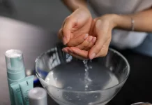 Mitos atau Fakta Air Dingin Bisa Mengecilkan Pori-Pori Wajah