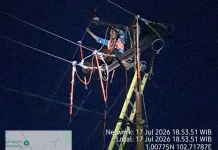 Listrik di Selatpanjang Blackout akibat Tiang Listrik Tumbang.