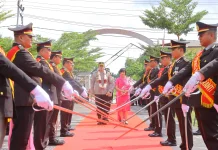 Tradisi Pedang Pora Sambut Kedatangan AKBP Gede Prasetia Adi Sasmita.