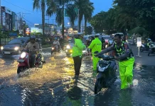 Jalan Protokol Pekanbaru Terendam Banjir, Pengendara Motor Banyak yang Mogok