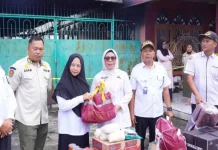 Wabup Kampar Serahkan Bantuan Korban Kebakaran Kelurahan Langgini