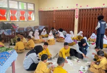 KKN UNRI Rantau Mapesai Ajarkan Ecoprint di SDN 026