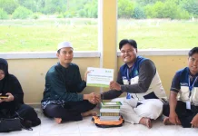 Mahasiswa Kukerta UNRI Desa Sialang Pasung Salurkan Wakaf Iqra