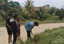 Mahasiswa Kukerta UNRI Desa Teluk Piyai Pesisir Pasang Plang Jalan