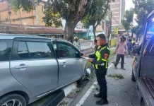 Diduga Hilang Kendali, Toyota Calya Tabrak Pohon di Sudirman Pekanbaru