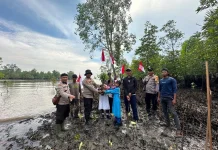 Polsek Sungai Sembilan Bagikan Bendera dan Tanam Mangrove