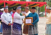 Wawako Sugiyarto Terima Penghargaan dalam Peringatan Hari Jadi Riau ke-69