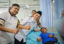 Senyum Hangat Warnai Kunjungan H Paisal Jenguk Siswa SD Korban Diduga Keracunan