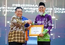 Paisal Terima Penghargaan Investasi Terbesar Peringkat II se-Riau dari Plt Gubri