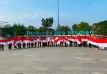 Kesbangpol Bagikan 3.700 Bendera Merah Putih untuk Warga Dumai