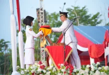 Wabup Muzamil Pimpin Upacara Penurunan Bendera HUT RI ke-81 di Meranti