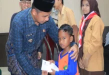 Bupati Kampar Serahkan Bantuan Zakat Program Kampar Cerdas kepada 90 Mustahik